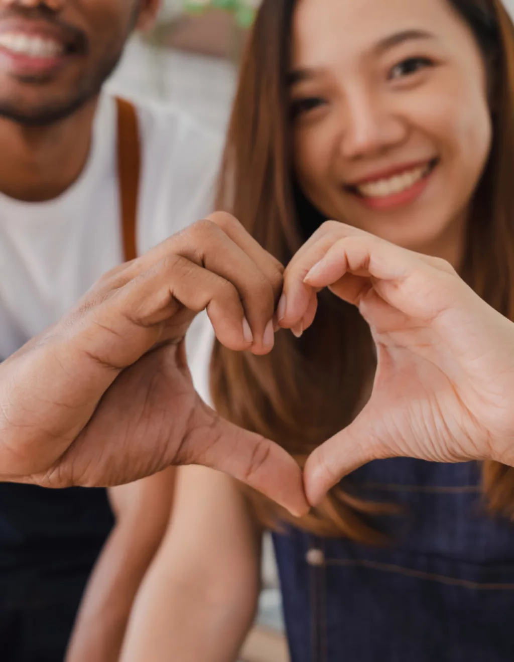 Zwei Personen formen gemeinsam mit ihren Händen ein Herz.