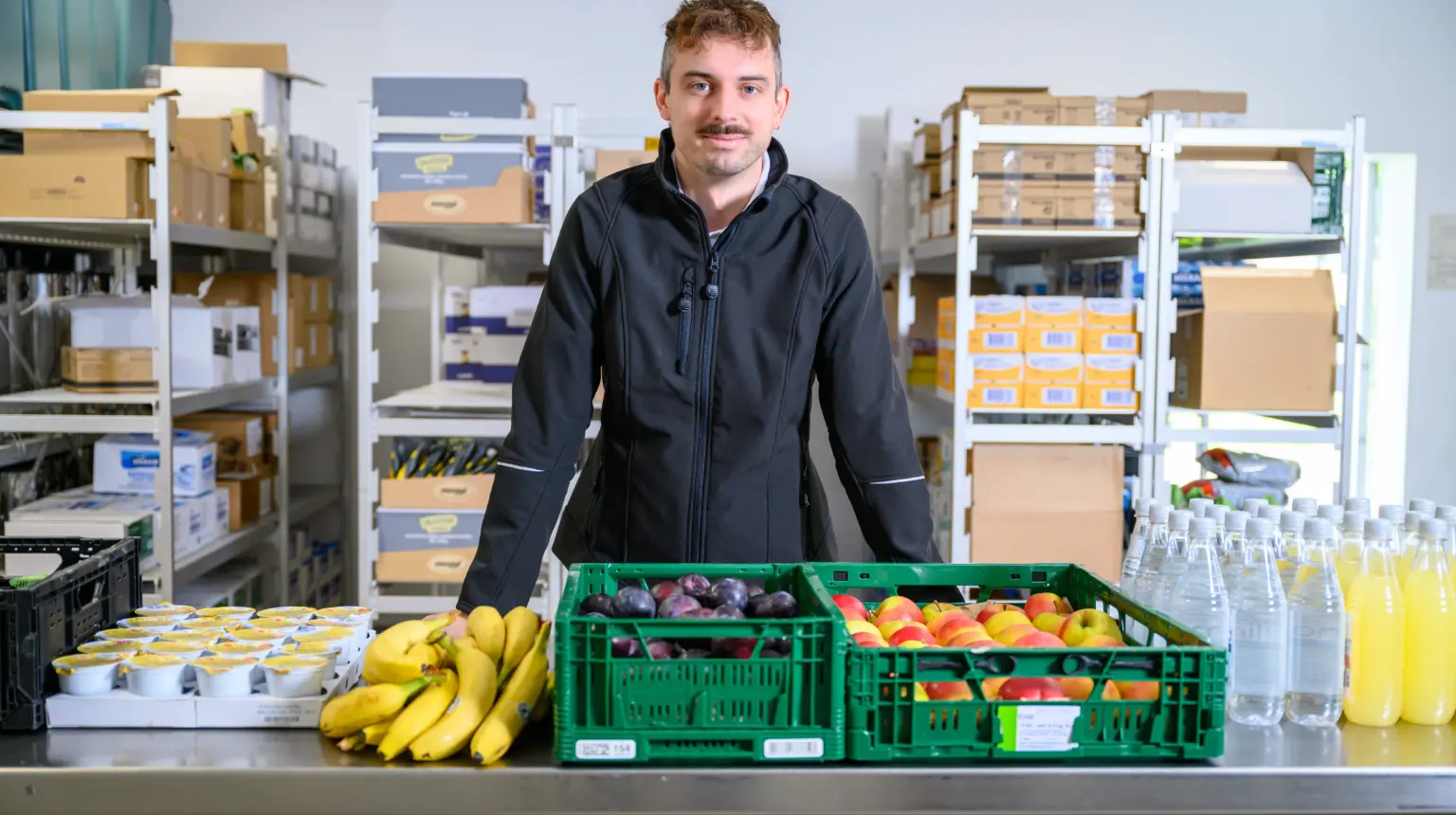 Nikolas stützt sich mit beiden Händen auf eine Arbeitsplatte.