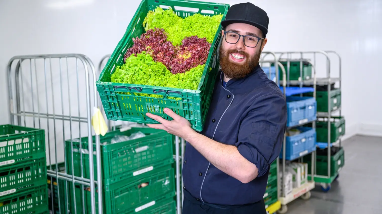 Mann bei der Salatsortierung in Primus Betriebsküche