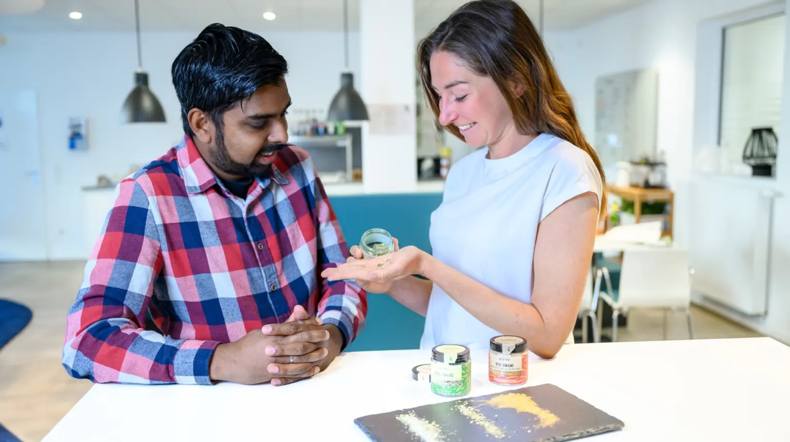 Frau zeigt unterschiedliche Stoffe als Nachhaltigkeitsmanager bei Primus