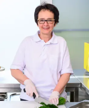 Portraitaufnahme von Egle mit freundlichem Ausdruck.